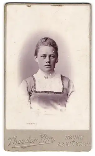 Fotografie Theodor Yhr, Rönne, hübsche junge Dame mit traurigen Augen