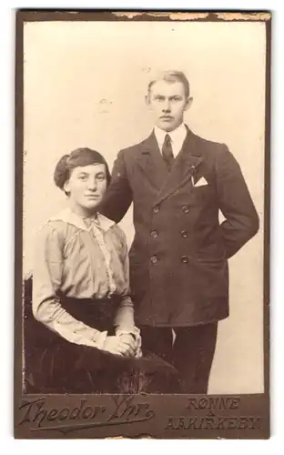 Fotografie Theodor Yhr, Rönne, freundliches junges Paar nebeinander posierend