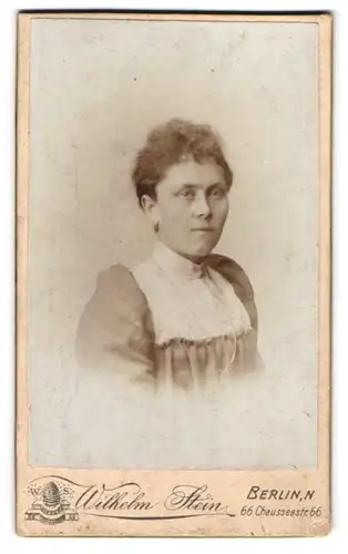 Fotografie Wilhelm Stein, Berlin, 66 Chausseestr., bürgerliche Dame mit krausen Haaren