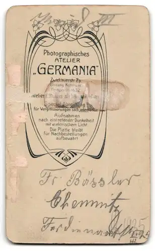 Fotografie Atelier Germania, Chemnitz, Zwickauerstr. 2p, selbstbewusstes Kleinkind in riesigem Kleid