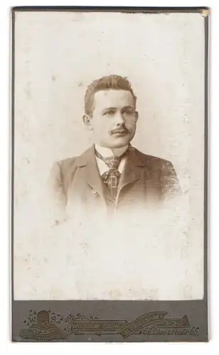 Fotografie Wilhelm Stein, Berlin, Chausseestr. 66, junger Bürgerlicher mit karierter Krawatte