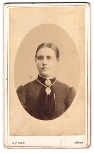 Fotografie G. Stöckel, Rönne, Store Torv, schlichte Dame mit Blatthalskette