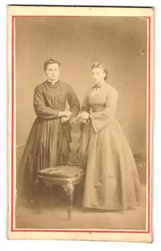 Fotografie G. Stöckel, Rönne, zwei junge Damen gemeinsam mit Stuhl posierend