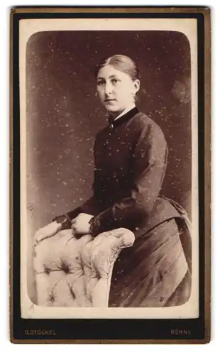 Fotografie G. Stöckel, Rönne, Store Torv, elegante junge Dame mit hübschem Gesicht