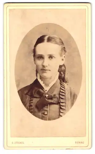 Fotografie G. Stöckel, Rönne, junges Mädchen mit geflochtenen Zöpfen