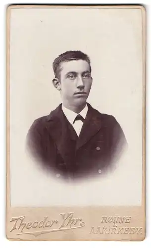 Fotografie Theodor Yhr, Rönne, Store Torv, junger Mann mit breitem Gesicht