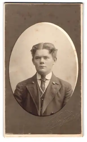 Fotografie Theodor Yhr, Rönne, Store Torv, junger Mann mit gezwirbelten Haaren
