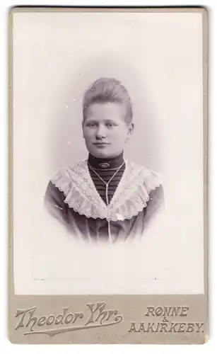 Fotografie Theodor Yhr, Rönne, Store Torv, adrette junge Dame mit hochtoupierten Haaren