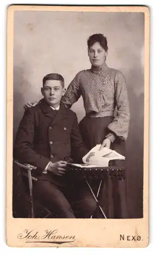 Fotografie Joh. Hansen, Nexö, nettes junges Ehepaar gemeinsam mit Bildband posierend