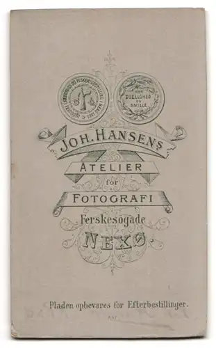 Fotografie Joh. Hansen, Nexö, junge Dame amüsiert lächelnd