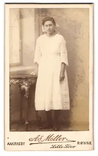 Fotografie A.S. Möller, Rönne, Lille Torv, junges Mädchen in weissem Kleid mit Schleife im Haar