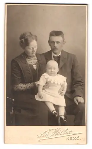 Fotografie A.S. Möller, Nexö, junge bürgerliche Familie mit grinsendem Baby