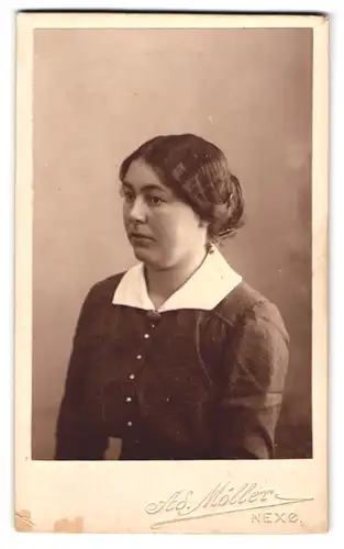 Fotografie A.S. Möller, Nexö, hübsche Dame mit gepunktetem Kleid