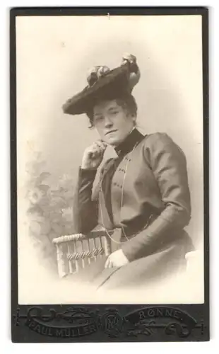 Fotografie Paul Müller, Rönne, Lille Torv, bildhübsche junge Dame in elegantem Outfit