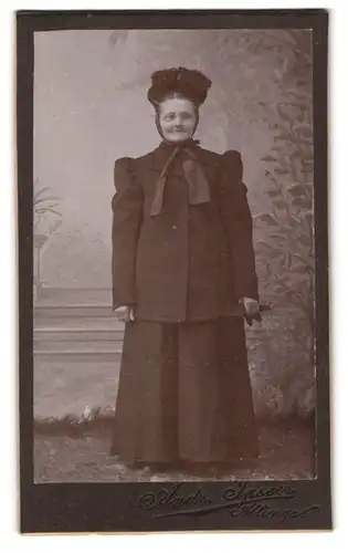 Fotografie Andr. Ipsen, Allinge, niedliche Dame in Winterdress mit Haube auf dem Kopf