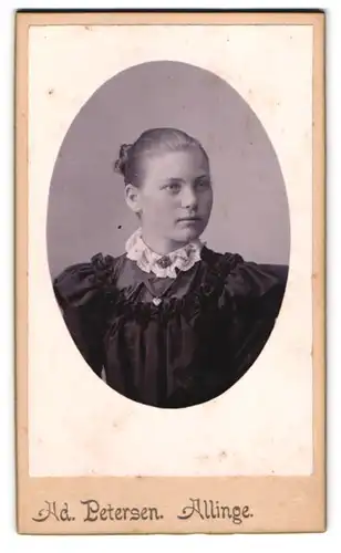 Fotografie Ad. Petersen, Allinge, nettes junges Mädchen mit Spitzenkragen