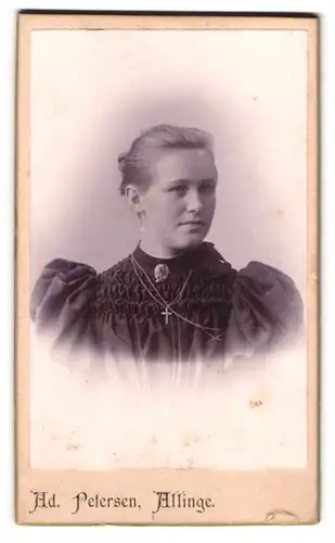 Fotografie Ad. Petersen, Allinge, freundliches junges Mädchen mit Kreuzhalskette