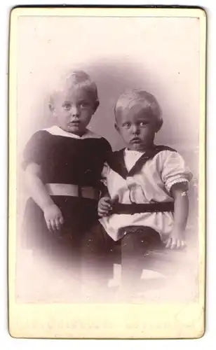 Fotografie Ad. Petersen, Allinge, zwei niedliche Kleinkinder in farblich koordinierten Kleidern