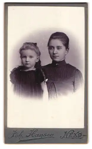 Fotografie Joh. Hansen, Nexö, zwei junge Schwestern gemeinsam posierend