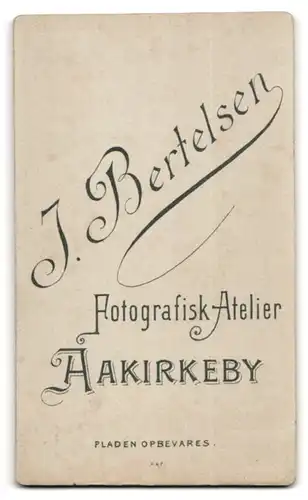 Fotografie J. Bertelsen, Aakirkeby, hübsche junge Dame mit Blumen am Kragen