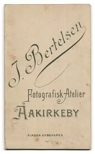 Fotografie J. Bertelsen, Aakirkeby, junges Mädchen in schlichtem Kleid