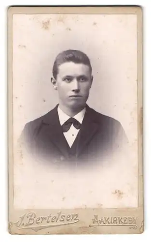 Fotografie J. Bertelsen, Aakirkeby, junger Mann mit entschlossenem Gesicht