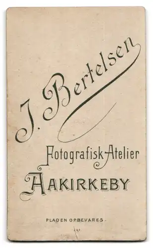 Fotografie J. Bertelsen, Aakirkeby, junger Mann mit entschlossenem Gesicht