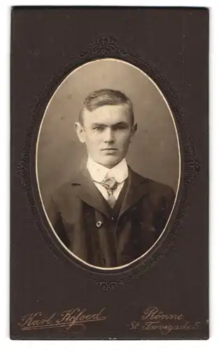 Fotografie Karl Kofoed, Rönne, St. Torvegade 5, ernster junger Mann in Kamera schauend