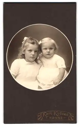 Fotografie Karl Kofoed, Rönne, zwei niedliche junge Schwestern nebeinander