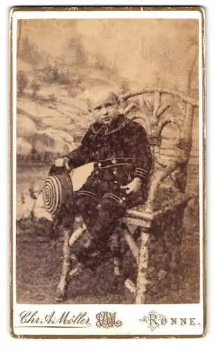 Fotografie Chr. A. Möller, Rönne, Sct. Mortensgade, Junge in Matrosenuniform mit Strohhut in Hand