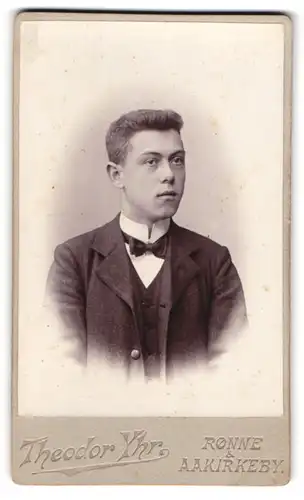 Fotografie Theodor Yhr, Rönne, junger Mann mit gerecktem Kinn