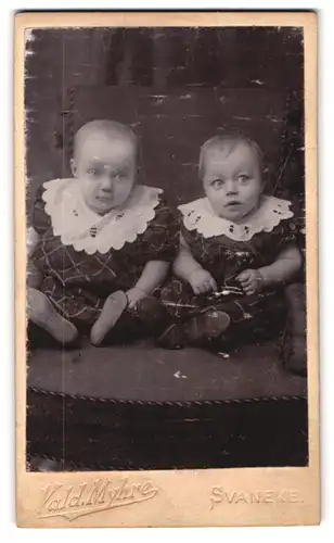 Fotografie Valdemar Myhre, Svaneke, zwei niedliche Kleinkinder mit weissen Spitzenkragen
