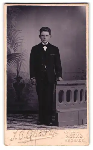 Fotografie J. C. Glistrup, Nexö, Junge in schickem Anzug