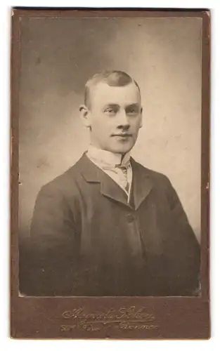 Fotografie Augusta Schou, Rönne, Lille Torv, Junger Mann im Anzug