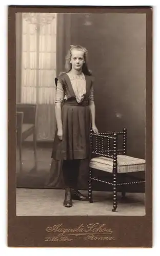 Fotografie Augusta Schou, Rönne, Lille Torv, Junges Mädchen mit blondem Haar