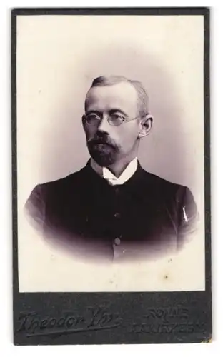 Fotografie Theodor Yhr, Rönne, Feiner Herr mit Brille und Bart