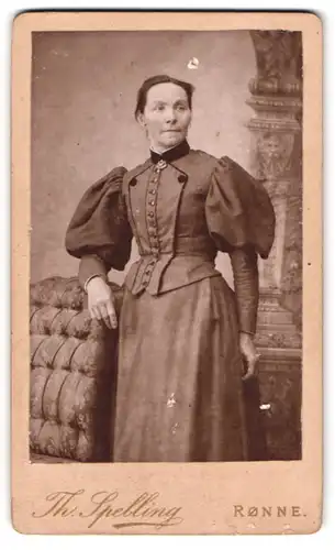 Fotografie Th. Spelling, Rönne, Lille Torv, Dame in hochgeschlossenem Kleid mit Puffärmeln