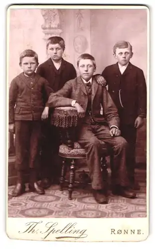 Fotografie Th. Spelling, Rönne, Lille Torv, Vier Büder in Sonntagskleidung