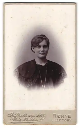 Fotografie Th. Spelling, Rönne, Krystalgade i. Portrait von junger Dame mit zeitgenöss. Frisur