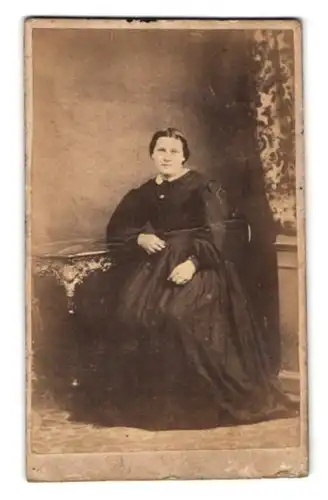 Fotografie Th. Spelling, Rönne, Krystalgade, Dame in langem schwarzem Kleid sitzend