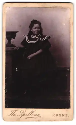 Fotografie Th. Spelling, Rönne, Lille Torv, Junges Mädchen in Sonntagskleidung und Schleife im Haar