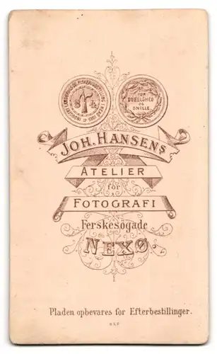 Fotografie Joh. Hansens Atelier, Nexö, Junge Dame in hochgeschlossenem Kleid und mit hochgestecktem Haar