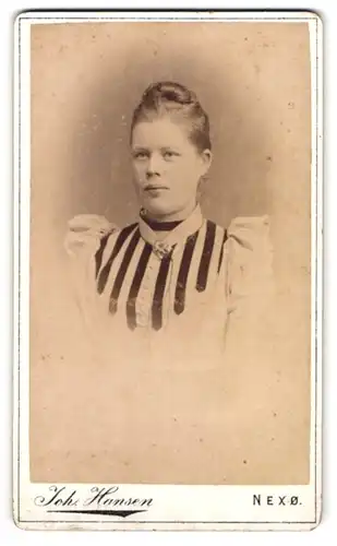 Fotografie Joh. Hansen, Nexö, Portrait von junger Dame in elegantem Kleid und hochgestecktem Haar