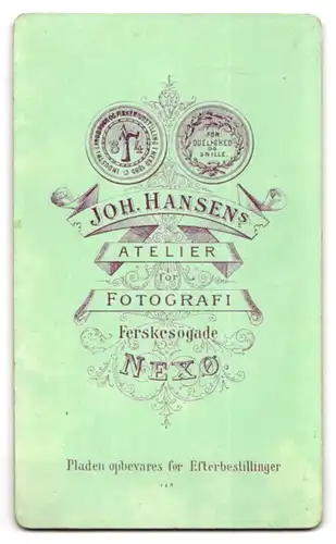 Fotografie Joh. Hansen, Nexö, Portrait von junger Dame in elegantem Kleid und hochgestecktem Haar