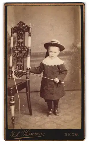 Fotografie Joh. Hansen, Nexö, Kleinkind mit Hut und Peitsche in der Hand