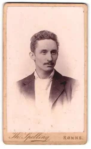 Fotografie Th. Spelling, Rönne, Lille Torv, Feiner Herr in Anzug mit Krawatte und Schnurrbart
