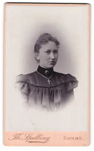 Fotografie Th. Spelling, Rönne, Lille Torv, Portrait von junger Dame in hochgeschlossenem Kleid und Kreuzkette
