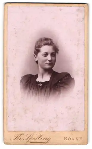 Fotografie Th. Spelling, Rönne, Lille Torv, Hübsche junge Dame mit zurückgestecktem Haar
