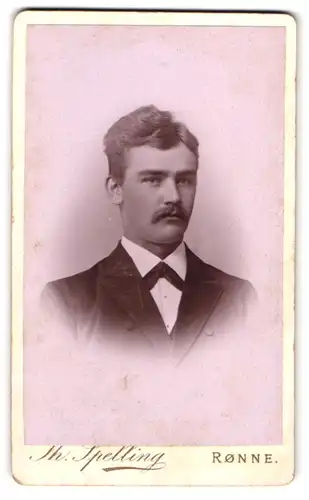 Fotografie Th. Spelling, Rönne, Lille Torv, Junger Mann mit zurückgekämmtem Haar und Schnurrbart