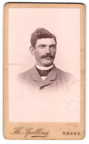 Fotografie Th. Spelling, Rönne, Lille Torv, Feiner Herr im Anzug mit Schnurrbart